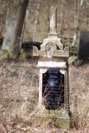 Jeden z hrobů na hřbitově...