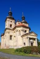 Zámecký kostel Nejsvětější Trojice ve Valči.