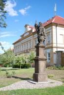 Barokní socha před budovou školy.

