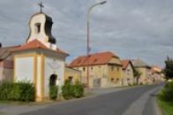 Kaplička na návsi.