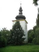 Zvonice s hodinami ležící severně od kostela.