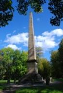 Obelisk - kamenný jehlan vztyčený na paměť vítězství rakouských vojsk nad Francouzi.