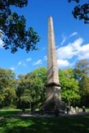 Obelisk - jehlan vztyčený na paměť vítězství rakouských vojsk nad Francouzi.