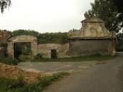 Zdevastovaný hospodářský dvůr.