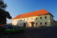 Usedlost na místě dávné tvrze.