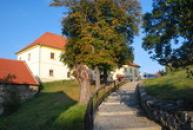 Cestou kolem kostela.