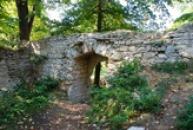 Zbytky hradních zdí.