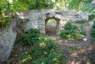 Zdi hradu trojúhelníkového půdorysu.