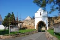 Vstupní brána do zámku.
