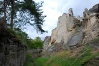 Zřícenina hradu 2,5 km východně od Úštěku.
