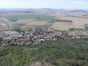 Pohled na obec z hradu Házmburka.