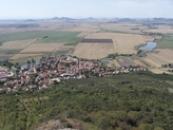 Pohled na obec z Bílé věže hradu Házmburka.