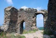 Zbytky hradních zdí.