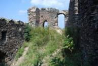 Zbytky zdí dávného hradu.