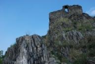 Hrad proměněný v malebnou zříceninu.