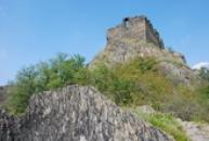 Hrad na čedičovém vrchu.