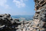 Výhled na krajinu v okolí hradu.