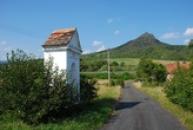 Kaplička a dominanta okolí Třebenic.