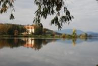 Kostel sv. Kateřiny na protějším břehu Labe.