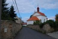 Románský kostelík, u něhož se natáčel film Starci na chmelu.