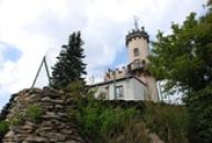 Observatoř a rozhledna na vrcholu.