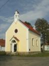 Kaple sv. Anežky Přemyslovny na místní návsi.