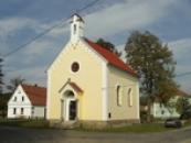 Kaple sv. Anežky Přemyslovny na návsi.