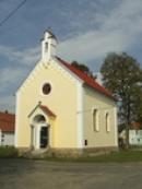 Kaple sv. Anežky Přemyslovny na místní návsi.