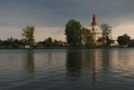 Kostel sv. Vojtěcha nad řekou Labe.