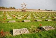 Pohled na náhrobky na terezínském Národním hřbitově.