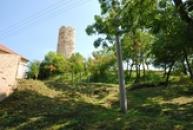 Pohled na věž hradu Skalka.