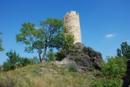 Věž hradu Skalka - dominanta obce Vlastislav..