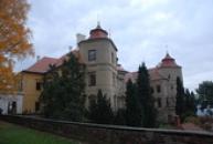 Malebný zámek nedaleko Horního Jiřetína.