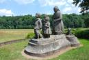 Pomník Babička s dětmi je symbolem Babiččina údolí.