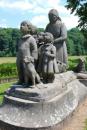Pomník Babička s dětmi.