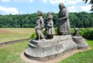 Pomník Babička s dětmi od Otto Gutfreunda.