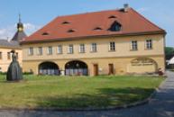 Muzeum Boženy Němcové a muzeum textilnictví.