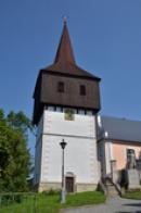 Pohled na zvonici u kostela Všech Svatých.