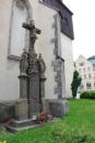 Kříž u kostela sv. Vavřince.