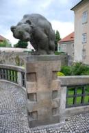 Jedna ze soch medvědů před vstupem do zámku.
