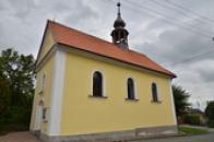 Kaple na návsi.