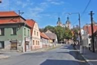 Husova ulice pod barokním kostelem sv. Havla.