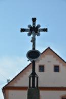 Křížek u kaple.
