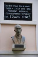 Busta Edvarda Beneše na budově muzea.