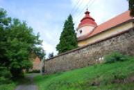 Procházka kolem kostela sv. Mikuláše.