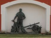 Socha oráče na vstupním nádvoří.