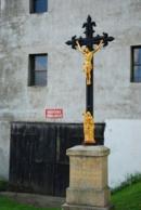 Křížek u místní kapličky.