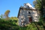 Kaple sv. Vojtěcha severozápadně od obce.