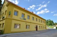 Budova expozice o kamenných řadách. 