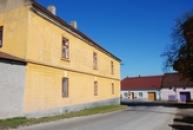 Příjezd na zdejší náves.